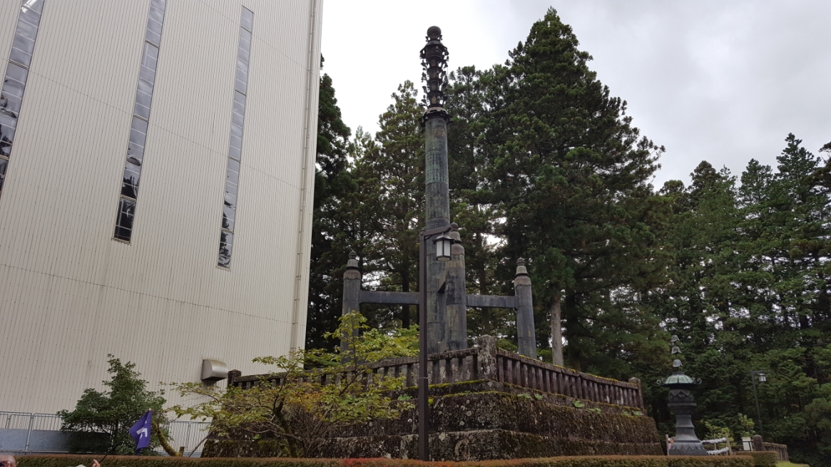 護摩堂の前に置かれた不思議な塔は、「相輪塔」と言います。　これは、寛永20年（1643年）に三代将軍・徳川家光の発願により天海大僧正によって建立された高さ約１３㍍の青銅製の法塔で内部には膨大な経典が収められています。　この塔の始まりは、天台宗の宗祖最澄によって日本国を法華経の仏威によって守る為、６ヶ所に「相輪塔」を建立した事に始まり、現在には日光の「相輪塔」と、「比叡山」、栃木県の「大慈寺」の３基が残っています。