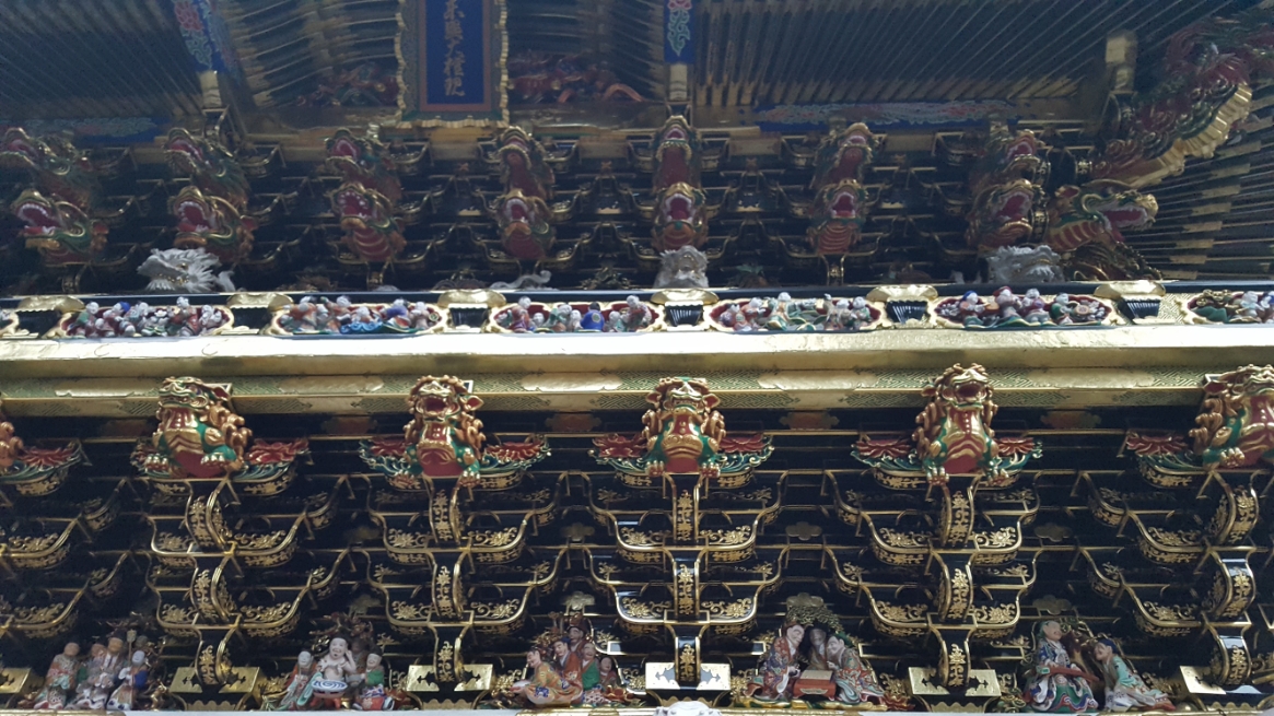 「陽明門」に施された「斗栱（ときょう）」が余りに美しかったのでコレも撮りました。　この段々に組まれた斗栱は、その神社仏閣の各式を表しており、格式高い場所の斗栱は数段にも組まれており、ここを見ただけでもその神社の格式を知る事が出来ます。