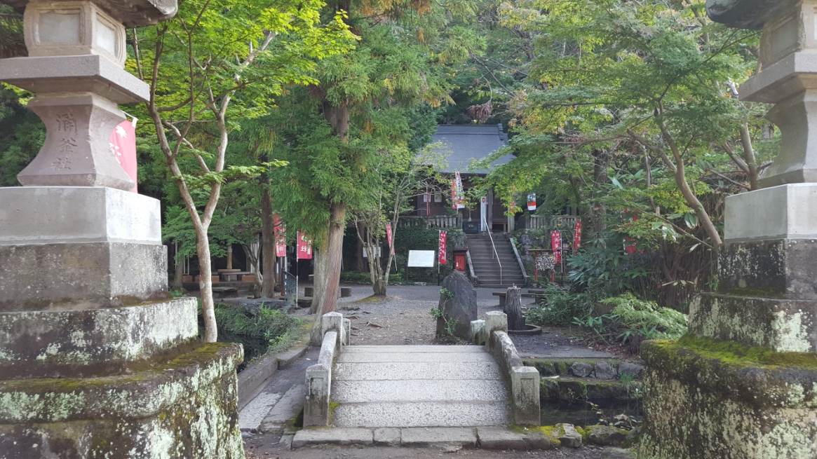息を飲むほど美しい「出流原弁天池」の見学後、奥にある「湧釜神社」を参拝に行きます。