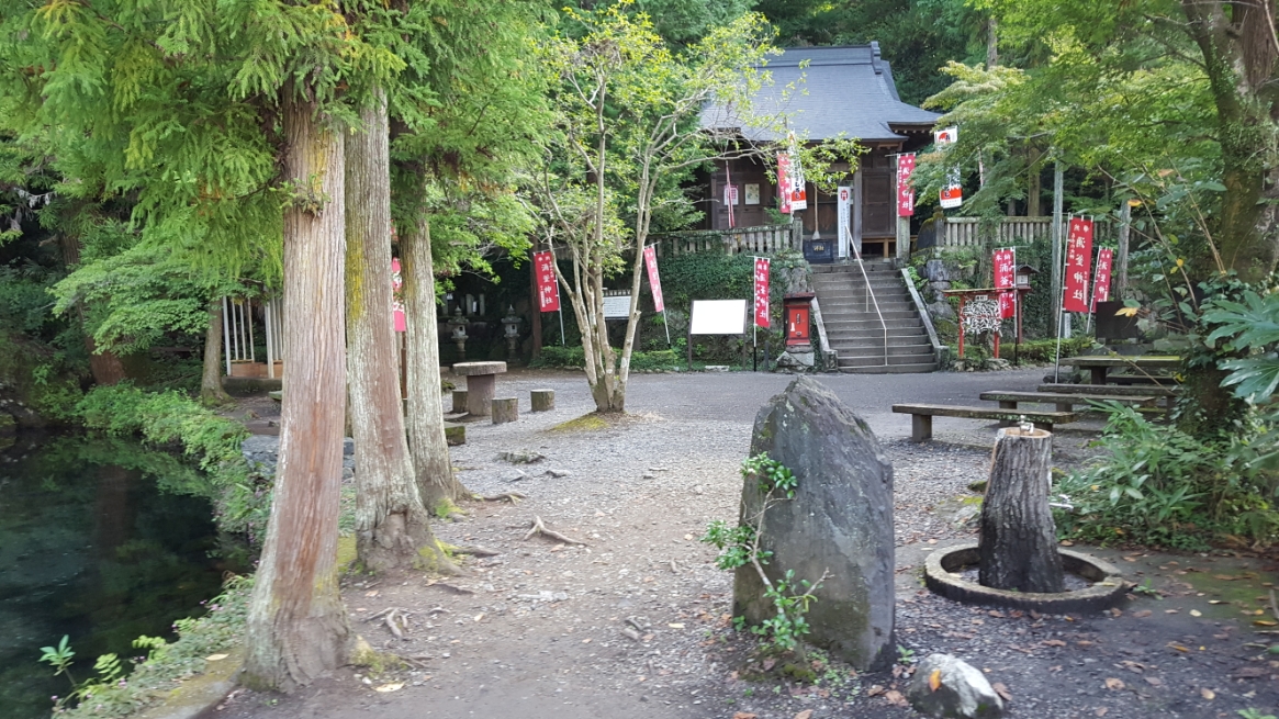 他のWEB等を見ると、殆どの方は池の観光はしっかりされていますが「湧釜神社」は余り見られていない様です。