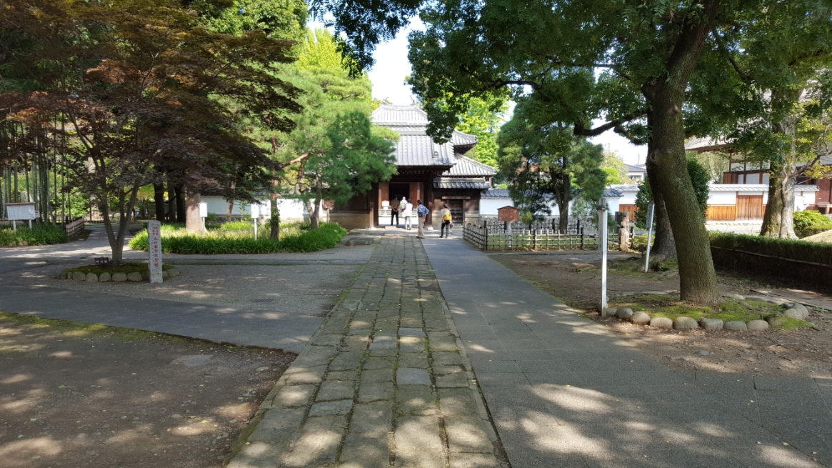 「学校門」をくぐり中に入ると、正面は孔子廟の門が見えます。