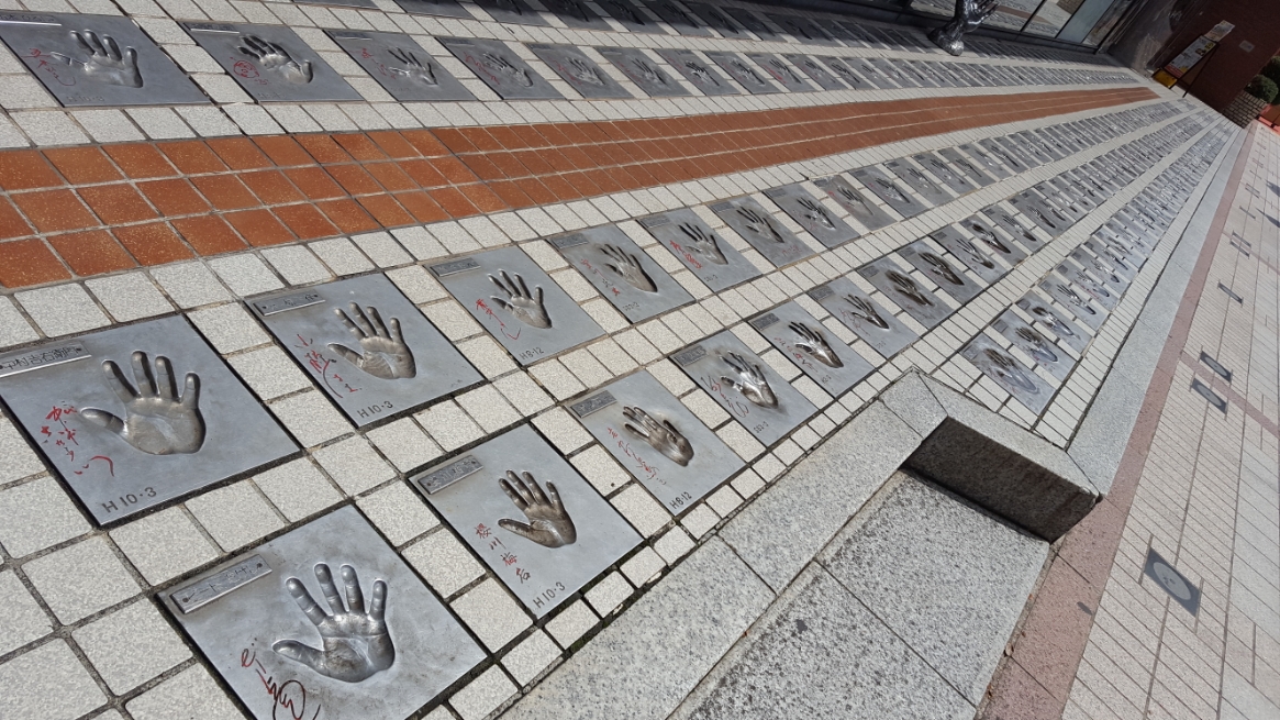 ここの路面には浅草演芸に名を成した芸人さん達の手形が展示されています。　歩きながら見れるので、一度は観ておくとおおと思います。