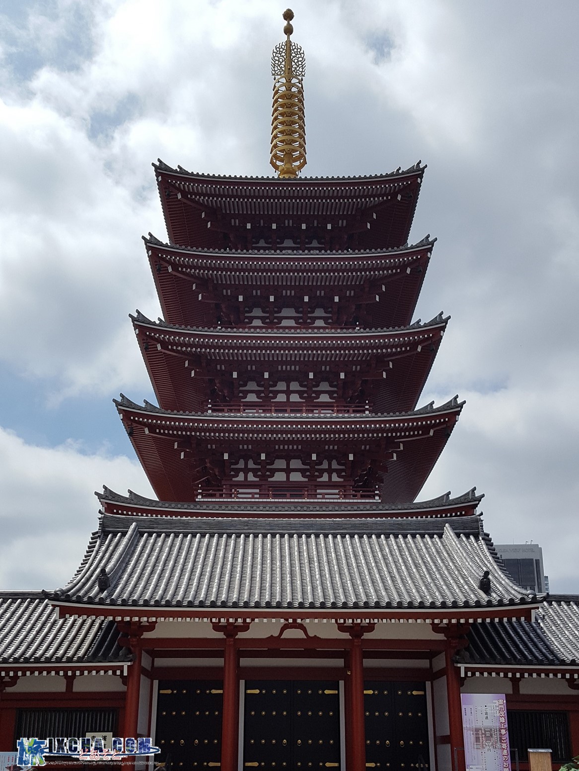 浅草寺境内にそびえ立つ高さ48㍍の「五重塔」も現在は、鉄筋コンクリート造りで昭和48年に再建されたものです。　元々は、942年に平公雅（たいらのみんまさ）によって建立されたと伝わり、長い歴史の中幾度と焼失と再建を繰り返し、最後は昭和20年の東京大空襲で焼失しました。　塔内部には、位牌が並べられた祭壇があり、宗派や宗教を問わない供養が行われています。　その中には、ダイアナ皇太子妃（元）の位牌もあり、「ちがうだろーっ（キリスト教でしょ）、このハゲーっ（絶対親族じゃない）」と思ってしまいますが、供養したいとの思いがあれば（有料）誰でも供養して頂けるそうです。　ちなみに「五重塔」は、外観は五階建てにも見えるが、内部は心柱が通る空洞で実際には登れる構造ではないんです。　これは、建物として機能しているものではなく、あくまでも供養塔として存在自体に意味がある建造物なのです。