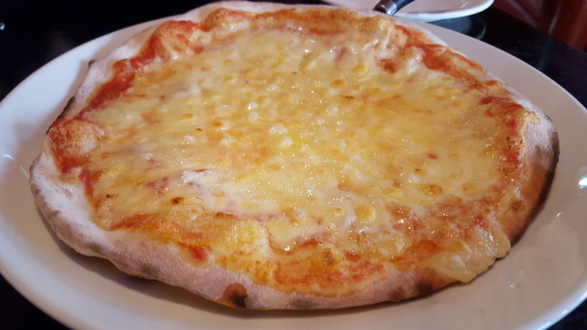 先ず、届いたのは源さんが好物だというドリームサイズのプレーン（具無）のピザにチーズを増量させた600円（税別）のピザです！！　具無というハンデキャップは有りますがチーズ好きには堪らないチーズを存分に味わえるピザでこの大きさは、大満足ですね！