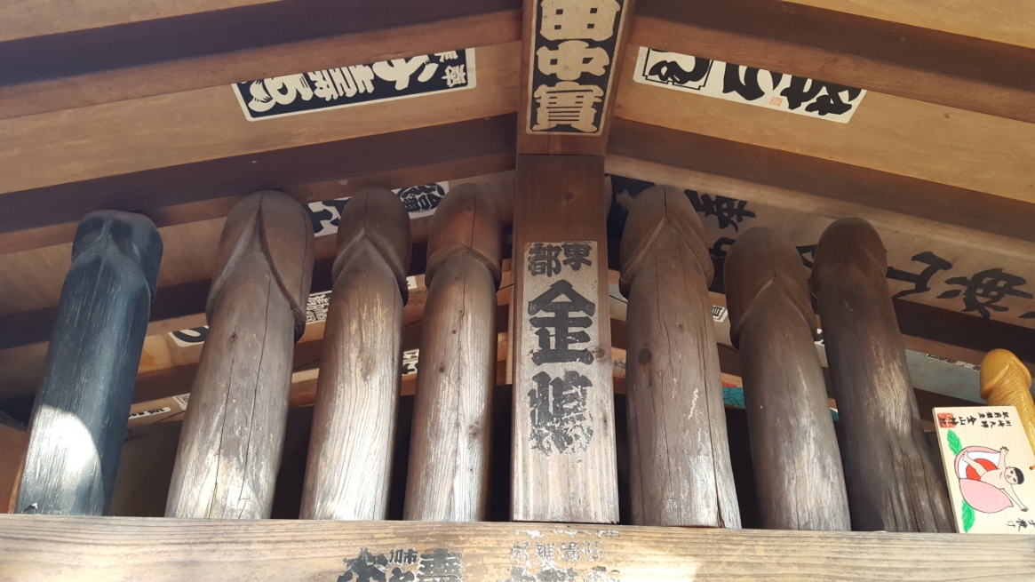 絵馬殿の柱上には完全なバイブの様な男性器がいくつも置かれています。　ものは、バイブに適するものから明らかに大きすぎるものまで様々です。