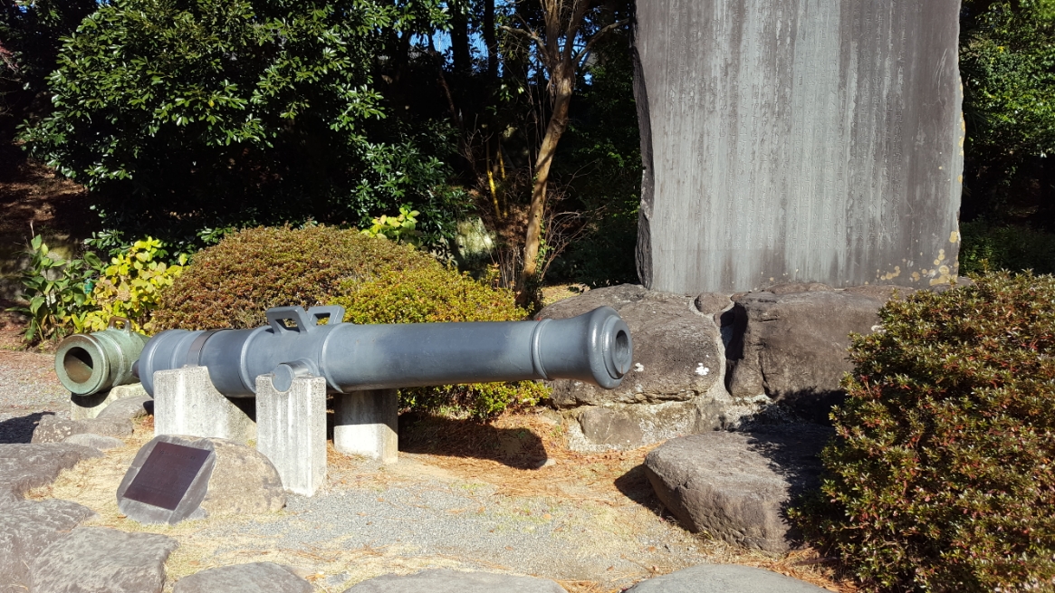 場内には、レプリカですが韮山反射炉で製造された大砲が置かれています。　これだけの大きさですので数トンある非常に重たいものです。