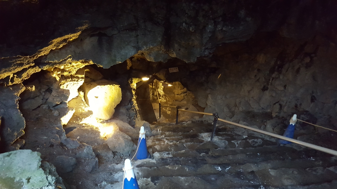 洞窟内部は高い所では8㍍程ある場所もありますが、低い場所では90㌢程の場所もあり注意しつつ中に入ります。