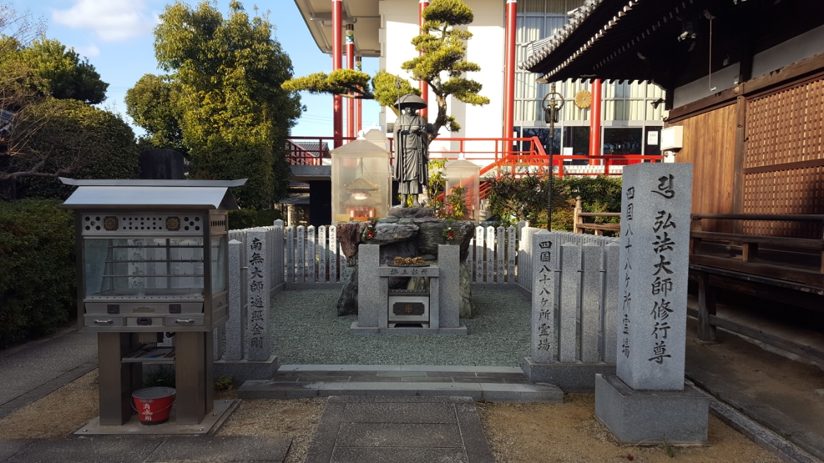 本堂横には、弘法大師像も建立されています。