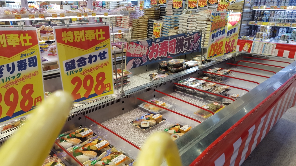 大阪芸人のよくあるビンボー話で、『スーパー玉出』の200円弁当に救われたや、280円のバッテラ（サバの押し寿司）という逸話が絶えない、救世主とも言えるスーパーです。　『スーパー玉出』は、大阪市南部を中心に展開していたスーパーなので、北部の八尾に住んでいた頃には御利益こそ享受できませんでしたが、私も何度か訪れた時には店内で売られる弁当や御寿司、御惣菜の脅威の価格に驚かされました！