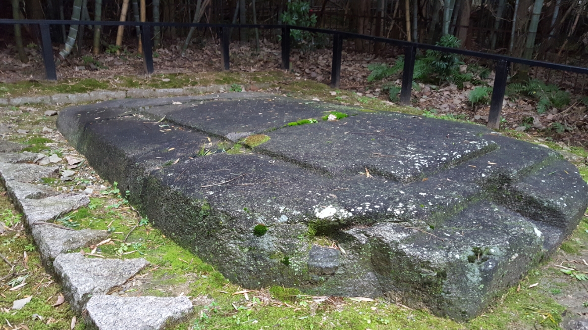 この平らに削られた石台の上に、作られた当時は貴族の遺体が置かれていたという事です。　その貴族も天皇に近い存在であり、日本を動かす頂点の一人であった筈です。　そんな事を考えると歴史が面白くなりませんか！？