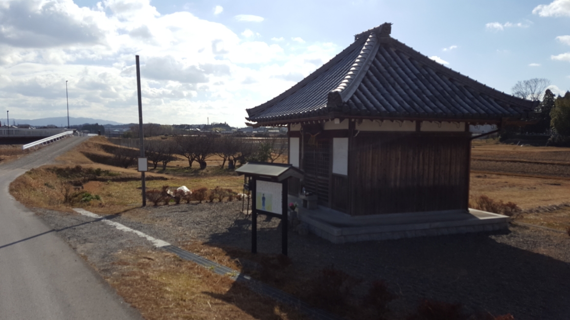 この場所は、滋賀県甲賀市甲南町野田の杣川という川の土手沿いに建てられておりました。　普段であれば、スルーしてしまう様な小さな祠ですが、カーナビ表示された「小便たれ地蔵」の文字は気になりますよね。